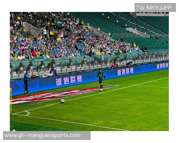 中国足球传奇老球星重聚合影见证岁月风采与辉煌历史